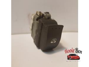 Used Electric window switch Renault Scénic II (JM) 1.9 dCi 120 Price € 5,00 Margin scheme offered by Rooie Ben autodemontage