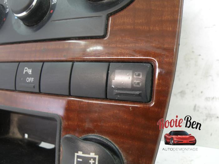 Heater control panel from a Jeep Grand Cherokee (WH/WK) 3.0 CRD V6 24V DPF 2007