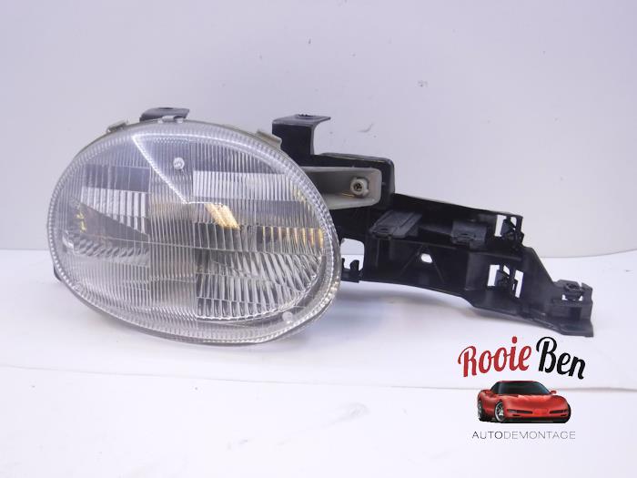 Używane Reflektor prawy Chrysler Neon II Cena € 30,25 Z VAT oferowane przez Rooie Ben autodemontage