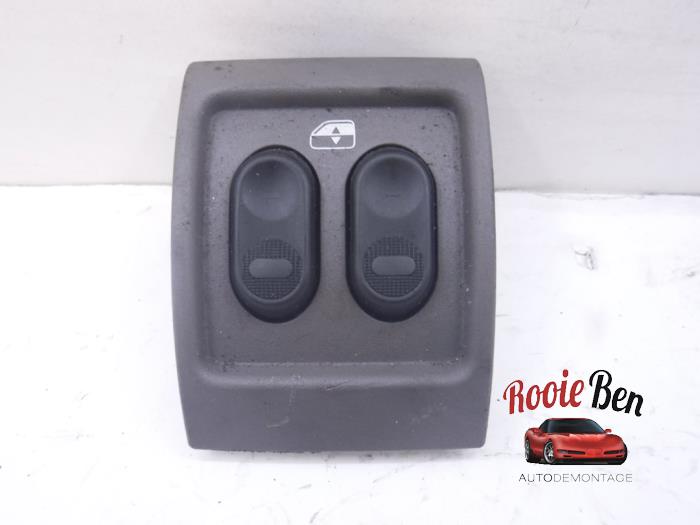 Usados Interruptor de ventanilla eléctrica Chrysler PT Cruiser 2.2 CRD 16V Precio € 20,00 Norma de margen ofrecido por Rooie Ben autodemontage
