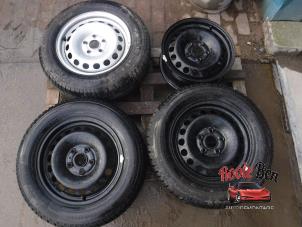 Usagé Kit jantes + pneus d'hivers Volkswagen Caddy Alltrack Combi 2.0 TDI 102 Prix sur demande proposé par Rooie Ben autodemontage
