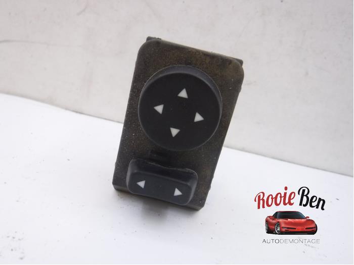 Używane Przelacznik lusterka Fiat Punto Evo (199) 1.3 JTD Multijet Evo 85 16V Euro 5 Cena € 25,00 Procedura marży oferowane przez Rooie Ben autodemontage