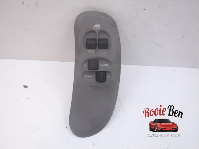 Usados Interruptor combinado de ventanillas Chrysler Voyager/Grand Voyager (RG/RS) 2.4 16V Precio € 25,00 Norma de margen ofrecido por Rooie Ben autodemontage