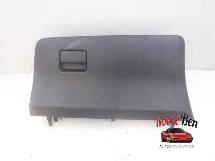 Begagnade Handskfack Toyota Yaris III (P13) 1.4 D-4D-F Pris € 30,00 Marginaltabell erbjuds av Rooie Ben autodemontage