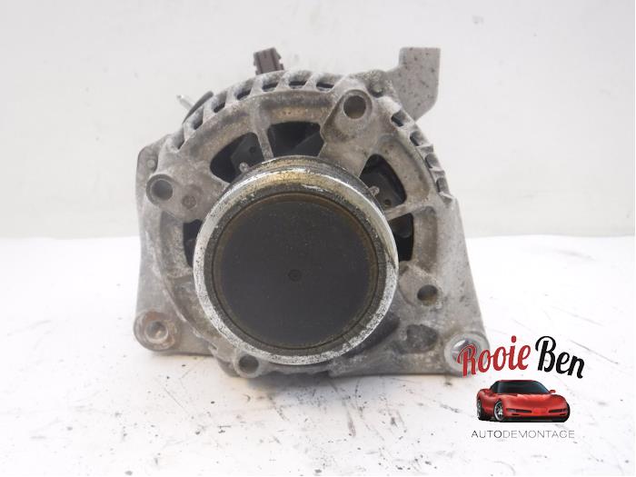 Dynamo van een Toyota Yaris III (P13) 1.4 D-4D-F 2015