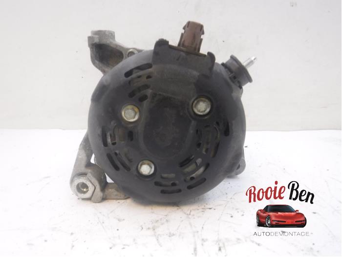 Dynamo van een Toyota Yaris III (P13) 1.4 D-4D-F 2015