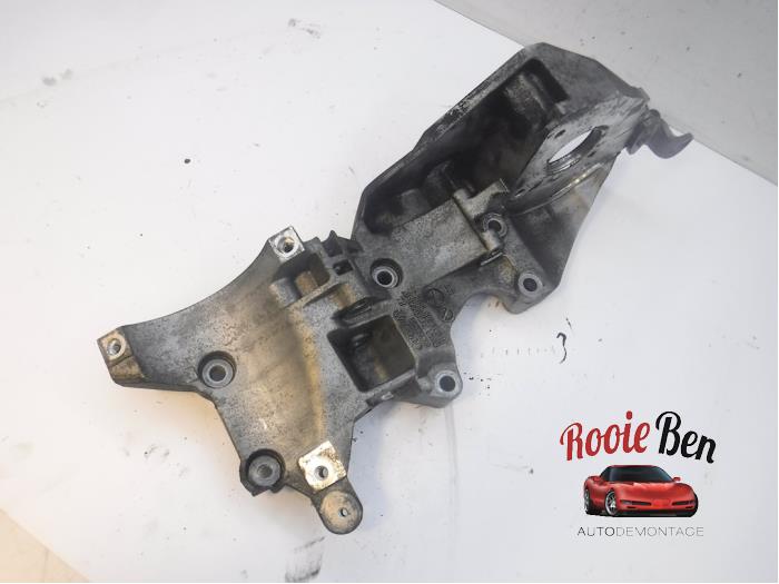 Usagé Support dynamo bas Volkswagen Touran (1T3) 2.0 TDI 16V 140 Prix € 25,00 Règlement à la marge proposé par Rooie Ben autodemontage