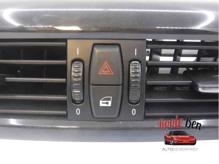 Panic lighting switch from a BMW 6 serie (E64) 650 i 4.8 V8 32V 2006