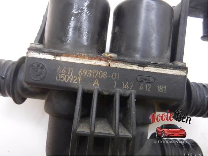 Electric heater valve from a BMW 6 serie (E64) 650 i 4.8 V8 32V 2006