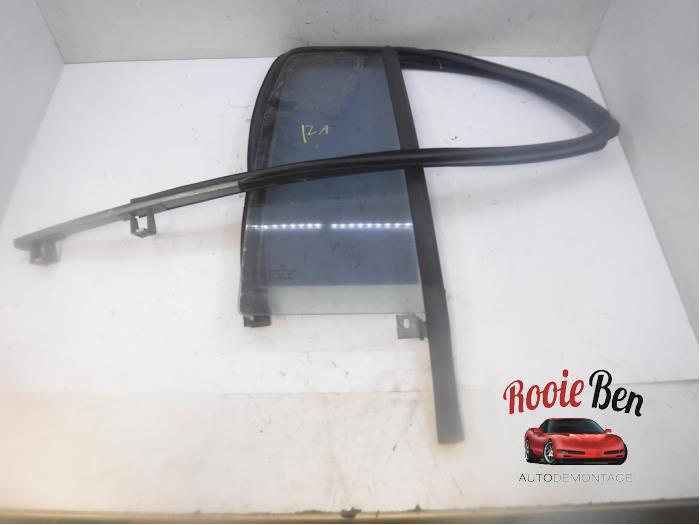 Usados Ventanilla triangular derecha detrás Jeep Cherokee/Liberty (KJ) 2.8 CRD 16V Precio € 50,00 Norma de margen ofrecido por Rooie Ben autodemontage