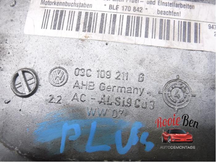 Timing cover from a Volkswagen Golf Plus (5M1/1KP) 1.6 FSI 16V 2005