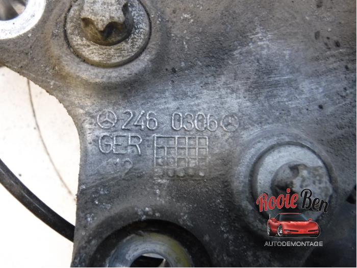 Knuckle, rear left from a Mercedes-Benz A (W176) 1.5 A-180 CDI, A-180d 16V 2014
