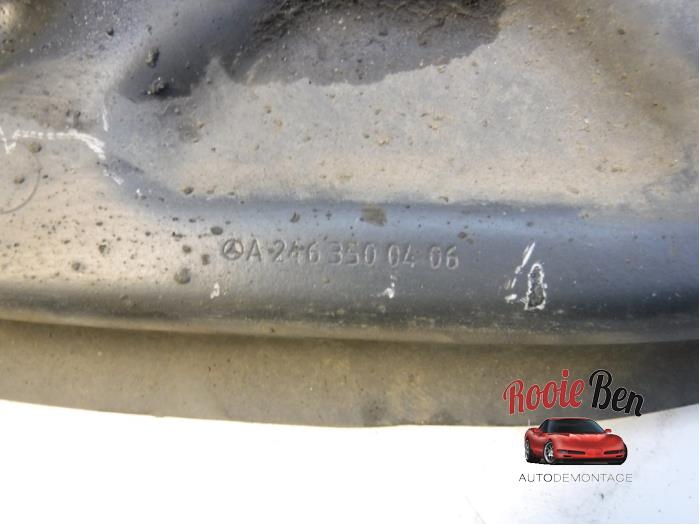 Rear wishbone, left from a Mercedes-Benz A (W176) 1.5 A-180 CDI, A-180d 16V 2014