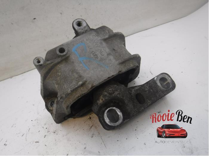 Usagé Support moteur Volkswagen Caddy III (2KA,2KH,2CA,2CH) 2.0 SDI Prix € 25,00 Règlement à la marge proposé par Rooie Ben autodemontage