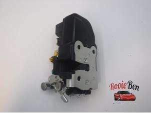 New Front door lock mechanism 4-door, right Jeep Grand Cherokee (WH/WK) 4.7i Limited V8 Price on request offered by Rooie Ben autodemontage