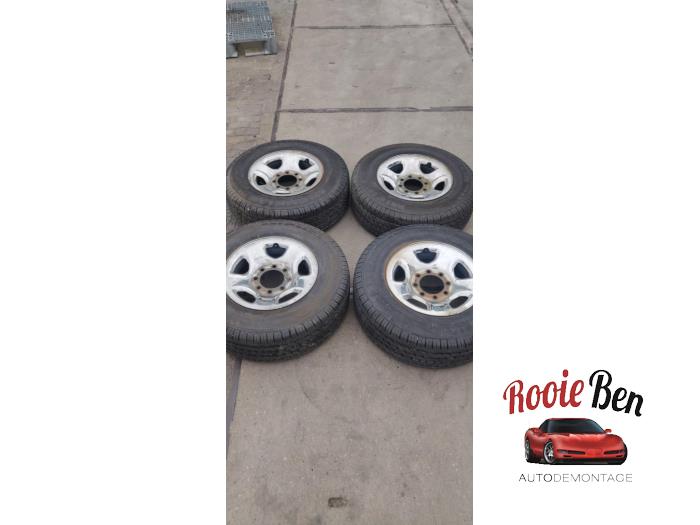 Set of wheels + winter tyres from a Dodge Ram 3500 Standard Cab (DR/DH/D1/DC/DM) 5.7 V8 Hemi 2500 4x2 2008