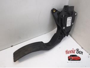 Used Accelerator pedal Renault Clio IV (5R) 0.9 Energy TCE 90 12V Price on request offered by Rooie Ben autodemontage