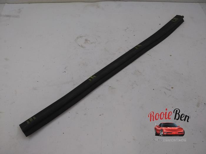 Usados Aleta de ventanilla Jeep Grand Wagoneer Precio € 30,25 IVA incluido ofrecido por Rooie Ben autodemontage