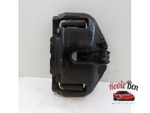 Used Front brake calliper, left BMW 5 serie (F10) 535d 24V Price on request offered by Rooie Ben autodemontage