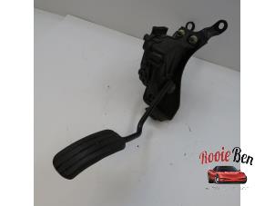 Used Accelerator pedal Renault Trafic New (JL) 1.9 dCi 82 16V Price on request offered by Rooie Ben autodemontage