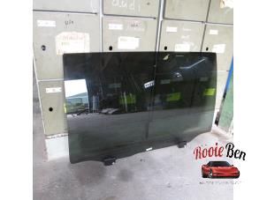 Used Rear door window 4-door, left Chrysler Voyager/Grand Voyager (RT) 2.8 CRD 16V Grand Voyager Price on request offered by Rooie Ben autodemontage
