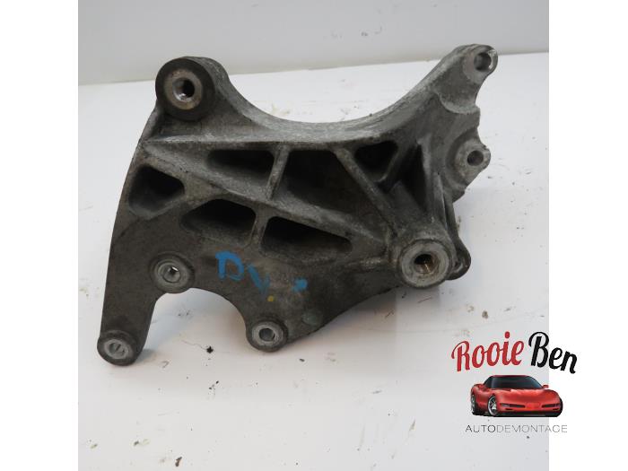 Usagé Support pompe direction assistée Dodge Caliber 1.8 16V Prix € 25,00 Règlement à la marge proposé par Rooie Ben autodemontage