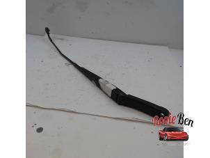 Used Front wiper arm Volkswagen Polo V (6R) 1.2 TSI Price on request offered by Rooie Ben autodemontage