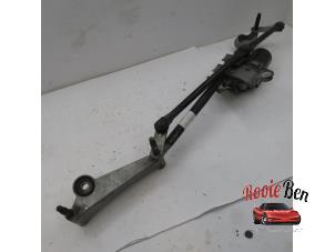Used Wiper motor + mechanism Mercedes A (W176) 1.6 A-200 16V Price on request offered by Rooie Ben autodemontage