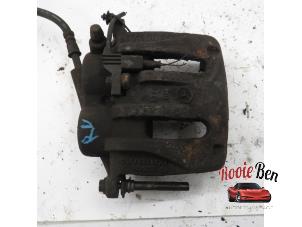 Used Front brake calliper, right Mercedes Vito (639.6) 2.2 109 CDI 16V Price € 25,00 Margin scheme offered by Rooie Ben autodemontage