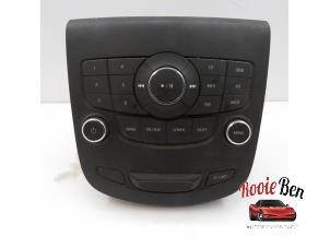 Gebrauchte Radiobedienfeld Chevrolet Orlando (YYM/YYW) 2.0 D 16V Preis auf Anfrage angeboten von Rooie Ben autodemontage