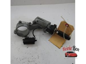 Used Ignition lock + key Chevrolet Orlando (YYM/YYW) 2.0 D 16V Price on request offered by Rooie Ben autodemontage