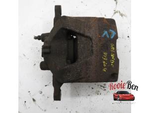 Used Front brake calliper, left Chevrolet Orlando (YYM/YYW) 2.0 D 16V Price on request offered by Rooie Ben autodemontage
