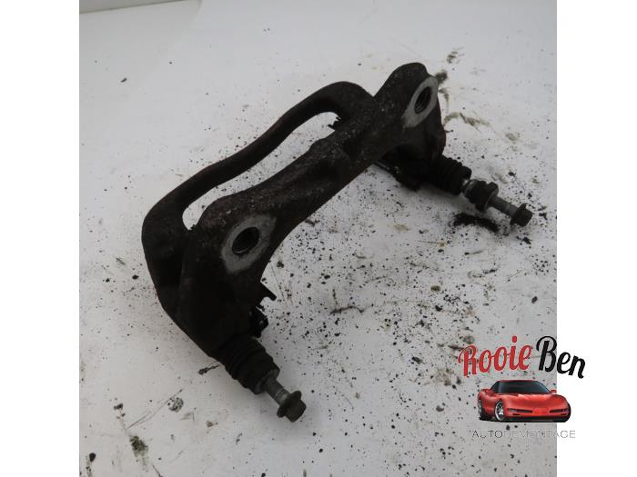 Front brake calliperholder, left from a Daewoo Orlando (YYM/YYW) 2.0 D 16V 2014