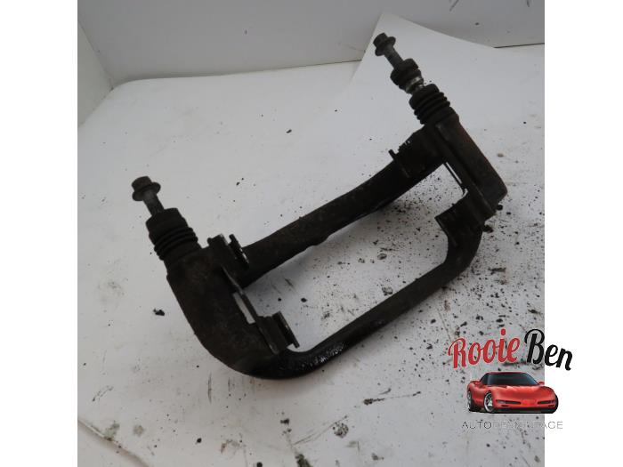 Front brake calliperholder, left from a Daewoo Orlando (YYM/YYW) 2.0 D 16V 2014