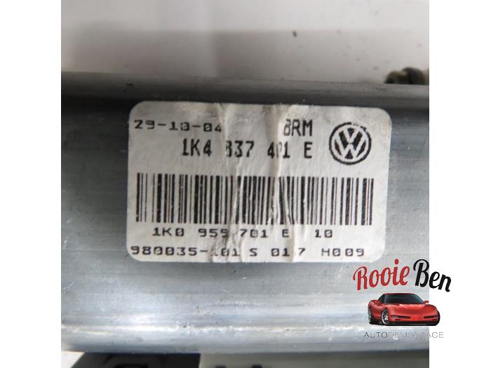 Motor de ventanilla de puerta de un Volkswagen Golf V (1K1) 1.9 TDI 2007