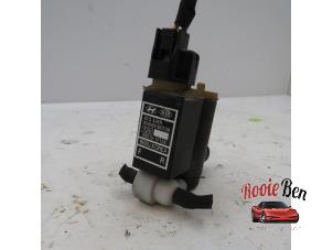 Used Windscreen washer pump Kia Cee'd (EDB5) 1.6 CRDi 16V Price on request offered by Rooie Ben autodemontage