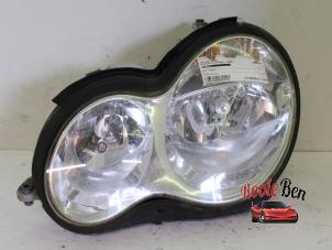 Used Headlight, left Mercedes C Combi (S203) 2.2 C-200 CDI 16V Price on request offered by Rooie Ben autodemontage