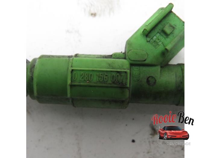 Injector (petrol injection) from a Chrysler Voyager/Grand Voyager (RG) 3.3 V6 2001