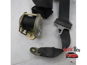 Used Rear seatbelt, centre Dodge Ram 3500 Standard Cab (DR/DH/D1/DC/DM) 5.7 V8 Hemi 2500 4x4 Crew Cab Price on request offered by Rooie Ben autodemontage