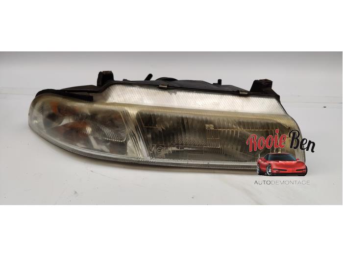 Używane Reflektor prawy Chrysler Stratus (JA/JX) 2.4 16V Cena € 25,00 Procedura marży oferowane przez Rooie Ben autodemontage