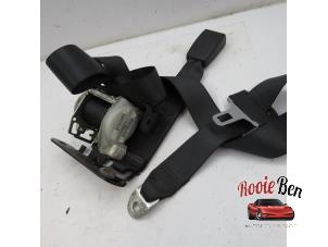 Used Rear seatbelt, centre Dodge Ram 3500 Standard Cab (DR/DH/D1/DC/DM) 8.3 1500 SRT-10 Crew Cab Price on request offered by Rooie Ben autodemontage