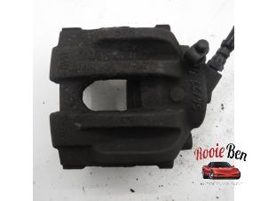 Used Front brake calliper, left BMW 3 serie (E90) 318i 16V Price € 35,00 Margin scheme offered by Rooie Ben autodemontage