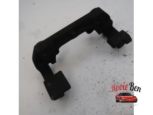 Used Front brake calliperholder, right BMW 3 serie (E90) 318i 16V Price on request offered by Rooie Ben autodemontage