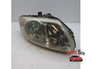 Used Headlight, right Chrysler Voyager/Grand Voyager (RG) 3.3 V6 Price € 60,00 Margin scheme offered by Rooie Ben autodemontage