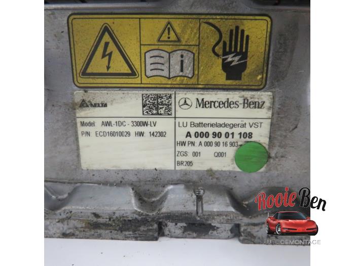 Battery charger from a Mercedes-Benz C (W205) C-350 e 2.0 16V 2015