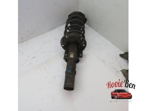 Used Front shock absorber rod, right Volkswagen Polo IV (9N1/2/3) 1.4 16V Price € 20,00 Margin scheme offered by Rooie Ben autodemontage