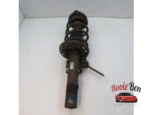 Used Front shock absorber rod, right Volkswagen Polo IV (9N1/2/3) Price € 20,00 Margin scheme offered by Rooie Ben autodemontage