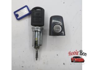 Used Ignition lock + key Opel Tigra Twin Top 1.4 16V Price € 50,00 Margin scheme offered by Rooie Ben autodemontage
