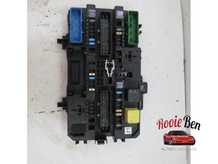 Boîte à fusibles Opel Astra H SW 1.3 CDTI 16V Ecotec - 13268287 HELLA