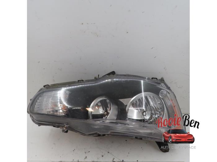 Używane Reflektor prawy Mitsubishi Lancer Sports Sedan (CY/CZ) 1.8 MIVEC 16V Bifuel Cena € 75,00 Procedura marży oferowane przez Rooie Ben autodemontage